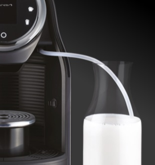 Milch Einspeisung in den Milchschäumer der Lavazza Invoy Milk Kapselmaschine